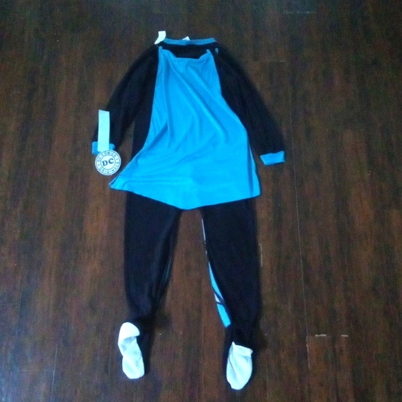NWT DC Comics Batman Onsie with Cape Boys Size Medium - Picture 2 of 2